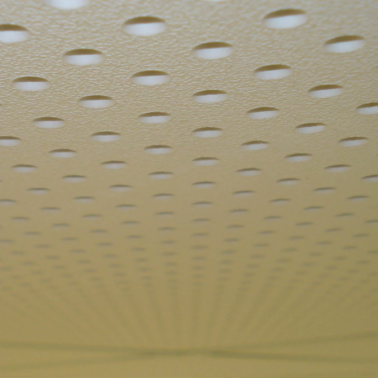 Detalle de panel acústico perforado empleado en soluciones de proyecto