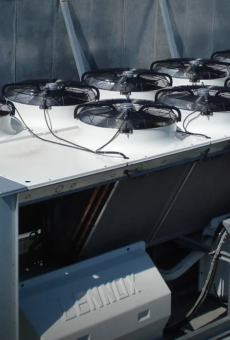 Batería de ventiladores de climatización exterior, fuente habitual de ruido hacia viviendas próximas